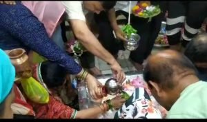 कानपुर24जुलाई2023*-सावन के तीसरे सोमवार पर वनखण्डेश्वर मंदिर मे भक्तो का ताँता