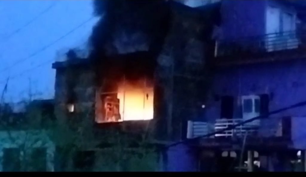 जालौन25जुलाई2023*सिलेण्डर फटने से मची अफरा तफरी।