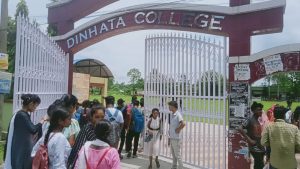 पश्चिम बंगाल02अगस्त23*दिनहाटा कॉलेज के छात्रों ने परीक्षा के दौरान शिक्षकों द्वारा कुछ छात्रों को अतिरिक्त सुविधाएं देने का विरोध किया.