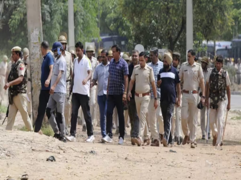 हरियाणा03अगस्त2023*नूंह: में फिर 2 मस्जिदों पर फेंका पेट्रोल बम, थाने के पास भी किया हमला; पलवल में जला दी दुकान..!!* हरियाणा03अगस्त2023*नूंह: में फिर 2 मस्जिदों पर फेंका पेट्रोल बम, थाने के पास भी किया हमला; पलवल में जला दी दुकान..!!*