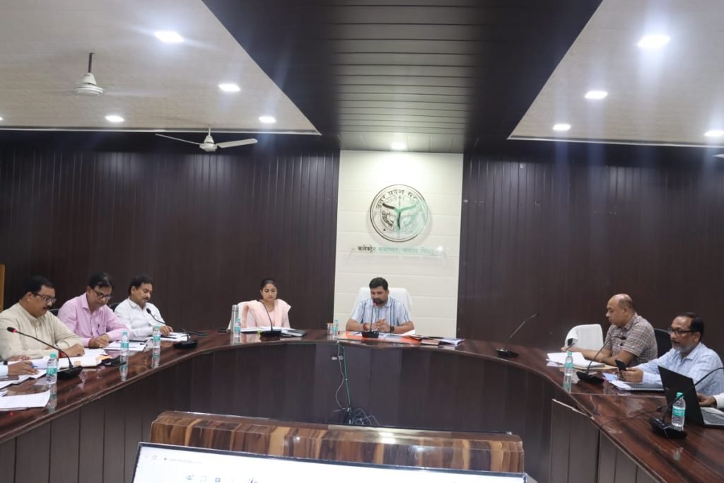 चित्रकूट03अगस्त2023*खंड विकास अधिकारी एवं पशु चिकित्सा अधिकारी रात में गौ शालाओं का निरीक्षण करें। डीएम अभिषेक आनंद