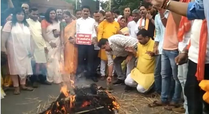 भागलपुर03अगस्त23*धार्मिक स्थल पर पथराव से आक्रोशित लोगों ने निकाला मुख्यमंत्री का अर्थी जुलूस।