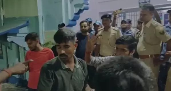 भागलपुर में दिखी पुलिस की बर्बरता, 3 दिनों से धरना बैठे बीजेपी के कार्यकर्ताओं पर पुलिस ने बरसाई लाठियां, न्यूज़ खबर कवर कर रहे पत्रकारों को भी पीटा