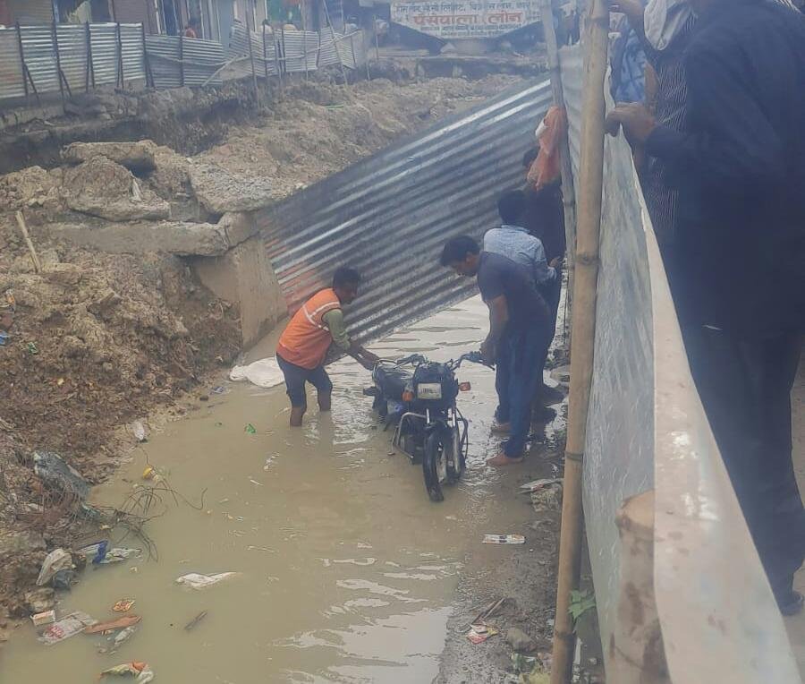 कानपुर05अगस्त2023*निर्माणाधीन रेलवे ओवर ब्रिज के गड्ढे में बाइक सवार गिरा, हेलमेट ने बचाई जान*