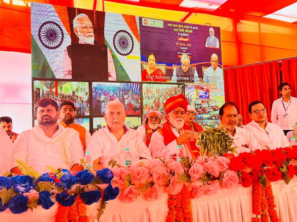 बक्सर06अगस्त23*स्टेशनों पर सुविधा बढ़ने से व्यापार एवं रोजगार को मिलेगी गति: अश्विनी चौबे*