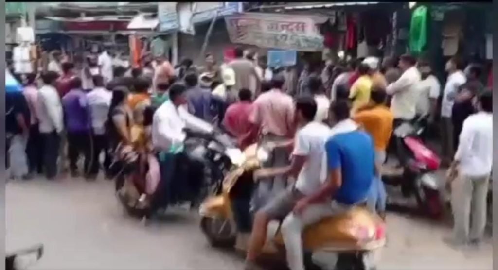 कानपुर07अगस्त2023*बेखौफ दबंगों ने दो छात्रों के साथ की मारपीट,मची अफरा तफरी,जमकर चले लात घूसे और थप्पड़। कानपुर07अगस्त2023*बेखौफ दबंगों ने दो छात्रों के साथ की मारपीट,मची अफरा तफरी,जमकर चले लात घूसे और थप्पड़।