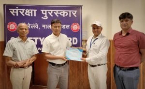 मालदा डिवीज़न विकास चैबे, डीआरएम/एमएलडीटी ने गोड्डा स्टेशन के स्टेशन अधीक्षक श्री नितेश कुमार को टर्मिनल प्रबंधन और बेहतर टर्मिनल डिटेंशन में उत्कृष्टता के लिए सम्मानित किया। मालदा डिवीज़न विकास चैबे, डीआरएम/एमएलडीटी ने गोड्डा स्टेशन के स्टेशन अधीक्षक श्री नितेश कुमार को टर्मिनल प्रबंधन और बेहतर टर्मिनल डिटेंशन में उत्कृष्टता के लिए सम्मानित किया।