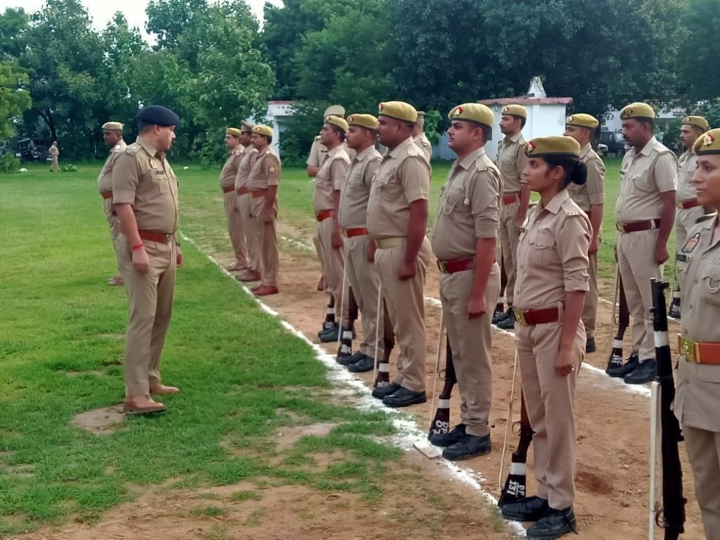 चित्रकूट08अगस्त23*अपर पुलिस अधीक्षक द्वारा मंगलवार की परेड की सलामी ली गयी एवं पुलिस लाइन का भ्रमण किया गया* चित्रकूट08अगस्त23*अपर पुलिस अधीक्षक द्वारा मंगलवार की परेड की सलामी ली गयी एवं पुलिस लाइन का भ्रमण किया गया*