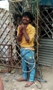 कानपुर09अगस्त23*कूड़ा बिनने वाले एक व्यक्ति को रस्सी से पेड़ में बांधकर जमकर पीटा- वीडियो हुई वायरल।*