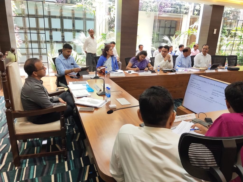 कानपुर11अगस्त23*विकास कार्यों की मण्डलीय समीक्षा बैठक मण्डलायुक्त शिविर कार्यालय के सभागार में सम्पन्न हुयी।