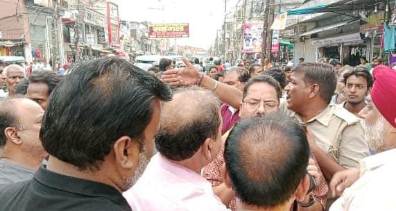 कानपुर13अगस्त23*लाल बंगला व्यापार मंडल के पदाधिकारी के साथ नगर निगम के जोनल अधिकारी की हुई झड़प ll कानपुर13अगस्त23*लाल बंगला व्यापार मंडल के पदाधिकारी के साथ नगर निगम के जोनल अधिकारी की हुई झड़प ll