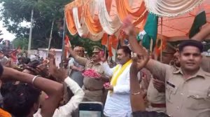 बदायूं13अगस्त23*MLA राजीव सिंह ने कांवड़ियों पर पुष्प वर्षा की,MLA और थानाध्यक्ष ने कांवड़ियों पर पुष्प वर्षा की