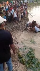 हरदोई16अगस्त23*तालाब में नहाने के दो बच्चों की डूब कर हुई मौत गोताखोरों की मदद से निकलेंगे शव