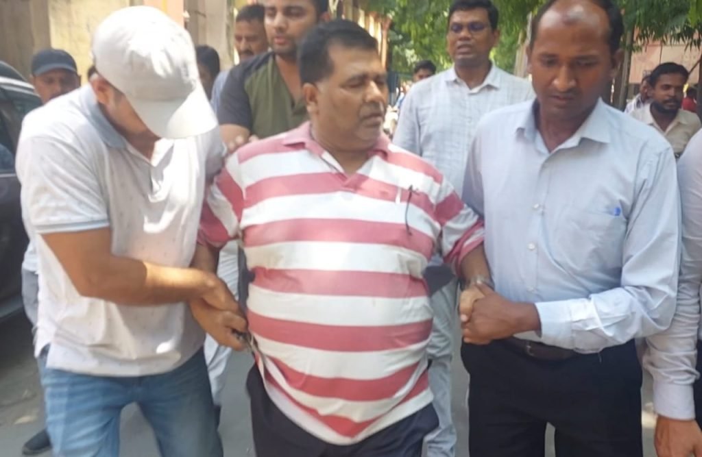 सीतापुर19अगस्त23* ट्रेजरी बाबू रमेश को स्पेशल टीम ने घूस लेते हुए रंगे हाथों ऑफिस से किया गिरफ्तार