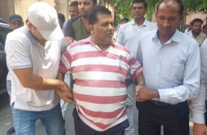 सीतापुर19अगस्त23* ट्रेजरी बाबू रमेश को स्पेशल टीम ने घूस लेते हुए रंगे हाथों ऑफिस से किया गिरफ्तार