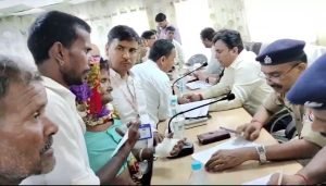 लखनऊ19अगस्त23*लेखपाल के ऊपर लगा घूसखोरी का आरोप