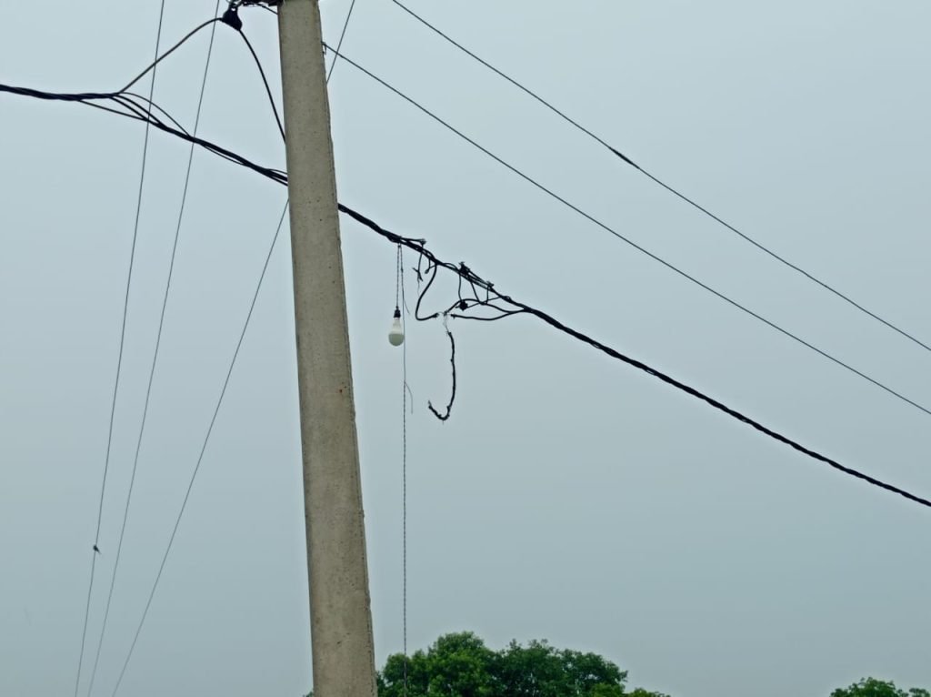 कानपुर22अगस्त23*शिवराजपुर बिजली विभाग की घोर लापरवाही के कारण दो दिन से शाहपुर मालाहा में नहीं आ रही लाइट