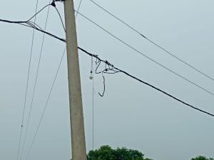 कानपुर22अगस्त23*शिवराजपुर बिजली विभाग की घोर लापरवाही के कारण दो दिन से शाहपुर मालाहा में नहीं आ रही लाइट