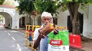 कानपुर25अगस्त23*प्लास्टिक की बोतल में बेटी की आंतों को लेकर दर-दर भटक रहा लाचार पिता_