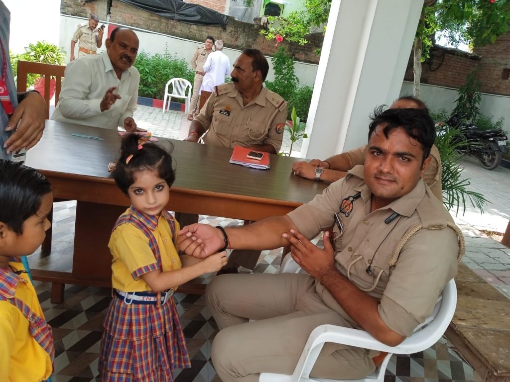 कानपुर29अगस्त23*विद्यालय की नन्ही पारियों ने पुलिस जवानों को मिठाई खिलाकर राखी बांधी कानपुर29अगस्त23*विद्यालय की नन्ही पारियों ने पुलिस जवानों को मिठाई खिलाकर राखी बांधी