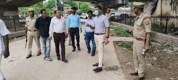 कानपुर03अगस्त2023*डीएम ने कैण्टोनमेण्ट क्षेत्र स्थित झाड़ी बाबा आर०ओ०बी० के नीचे क्षतिग्रस्त सर्विस रोड का निरीक्षण किया गया