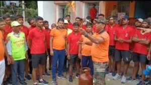 बिहटा बिहार03अगस्त2023*आपदा मित्रों को सुरक्षित सिलेंडर में लगी आग बुझाने का तरीका सिखाया
