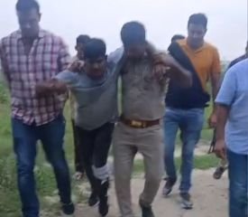 मथुरा03अगस्त2023*शातिर लूटेरा/ हिस्ट्रीशीटर बदमाश से हुयी पुलिस मुठभेड, मुठभेड में लगी गोली बदमाश घायल/ गिरफ्तार।