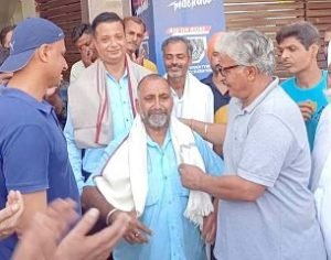 पंजाब 05 अगस्त 2023* सफाई अभियान के दौरान शर्मा पत्रकार को संदीप जाखड़ व संजय जाखड़ ने किया सम्मानित