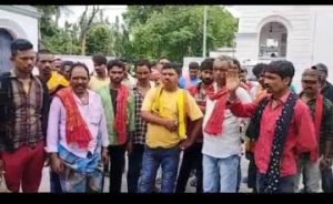 भागलपुर06अगस्त23*घाट पर लगाए गए रेट चार्ट हटाए जाने की मांग को लेकर डोम राजा पहुंचे डीएम की शरण में।