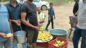 मथुरा08अगस्त2023*बृज 84 कोस यात्रा में परिक्रमार्थियों की सेवा कर रही हसनपुर युवा टीम।