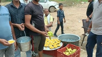 मथुरा08अगस्त2023*बृज 84 कोस यात्रा में परिक्रमार्थियों की सेवा कर रही हसनपुर युवा टीम। मथुरा08अगस्त2023*बृज 84 कोस यात्रा में परिक्रमार्थियों की सेवा कर रही हसनपुर युवा टीम।