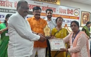 चित्रकूट08अगस्त23*राज्य स्तरीय शैक्षिक नवाचार कार्यशाला लखनऊ में क्षमा रानी सहित 6 अध्यापकों को मिला सम्मान*