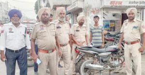 पंजाब 09 अगस्त 2023* गऊशाला रोड पर ट्रैफिक प्रभारी जरनैल सिंह ने चालान काटे