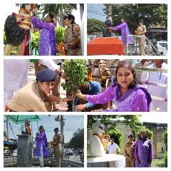 औरैया12अगस्त23*डीएम व एसपी ने शहीदों की प्रतामाओं पर किया माल्यार्पण*