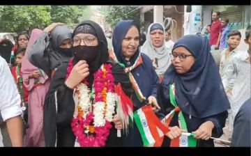 कानपुर13अगस्त2023*देश भक्ति के जज्बे से लबरेज तिरंगा यात्रा में शामिल हुई मुस्लिम महिलाएं और पुरुष। कानपुर13अगस्त2023*देश भक्ति के जज्बे से लबरेज तिरंगा यात्रा में शामिल हुई मुस्लिम महिलाएं और पुरुष।