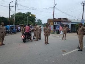 हरदोई14अगस्त23*पिहानी* कस्बे के जंग बहादुर गंज तिराहे पर वाहन चेकिंग अभियान