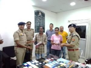 लखनऊ14अगस्त23*सर्विलांस टीम ने लोगों के खोए हुए मोबाइल बरामद कर लोगों के सुपुर्द किए ।