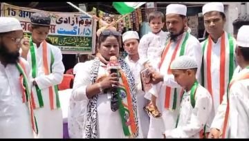 कानपुर नगर15अगस्त23*सफेद कॉलोनी में मदरसा फैजुल कुरान के इमाम मोहम्मद यासीन ने झंडारोहण किया।