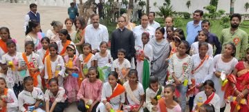 कानपुर नगर15अगस्त2023*मण्डलायुक्त ने आज 77 वें स्वतंत्रता दिवस के अवसर पर मण्डलायुक्त कार्यालय में ध्वजारोहण किया,