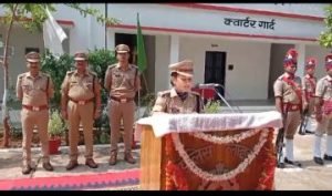चित्रकूट15अगस्त23*पुलिस अधीक्षक वृंदा शुक्ला ने ध्वजारोहण कर जनपद वासियों को दी शुभकामनाएं।