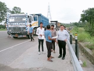 सहारनपुर16अगस्त23*एसडीएम दीपक कुमार ने अवैध खनन से भरे वाहन पकड़े