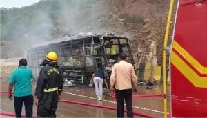 मिर्जापुर16अगस्त23*मिर्जापुर में कांवरियों से भरी बस में लगी आग