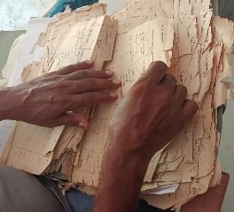 हमीरपुर 19 अगस्त23*कुरारा, विकास खंड क्षेत्र के ग्राम पंचायतो के परिवार रजिस्टर हुये जर्जर हालत में।