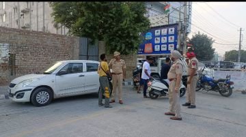 पंजाब 21 अगस्त 2023* नगर थाना 2 के प्रभारी चंदशेखर ने नाकाबंदी कर वाहनों की चैकिंग की पंजाब 21 अगस्त 2023* नगर थाना 2 के प्रभारी चंदशेखर ने नाकाबंदी कर वाहनों की चैकिंग की