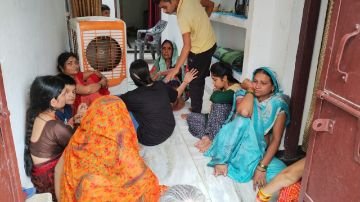 कुरारा हमीरपुर 22 अगस्त*सुबह मॉर्निंग वॉक पर गई युवती को एक अज्ञात ट्रक ने कुचल दिया जिससे उसकी मौके पर ही मौत हो गई।