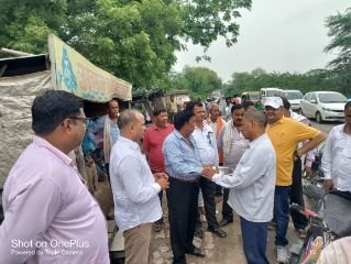 औरैया 22.08.2023* प्रदेश अध्यक्ष मृतक संग्रह अमीन की अंत्येष्टि में शामिल हुए।*