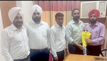 पंजाब 23 अगस्त 2023* बार एसोसिएशन के प्रधान ने नायब तहसीलदार रविंद्र सिंह को गुलदस्ता भेंट कर किया स्वागत