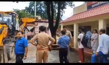 हरदोई25अगस्त23*एसडीएम पूनम भाष्कर ने चलवाया थाने की अवैध बिल्डिंग पर बुलडोजर।