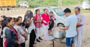 हमीरपुर 28 अगस्त2023*सावन के आखिरी सोमवार को प्रसाद वितरण किया गया।