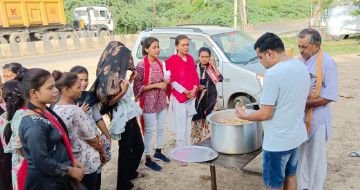 हमीरपुर 28 अगस्त2023*सावन के आखिरी सोमवार को प्रसाद वितरण किया गया।